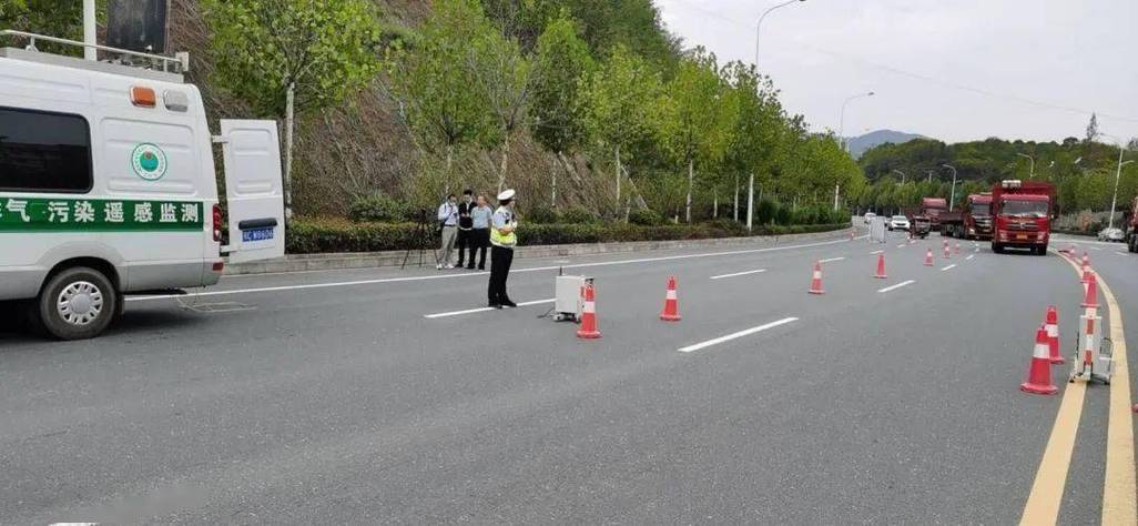 一小时查获7台尾气超标 交警环保联合检测守卫“蓝天保卫战”